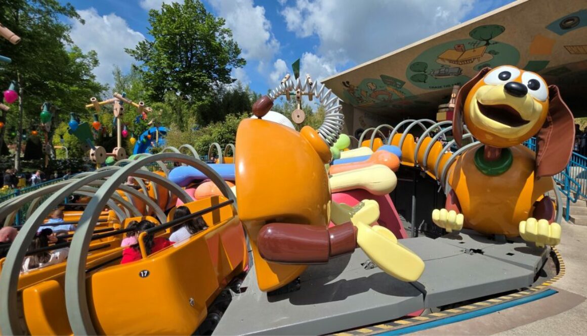 Disney Adventure World - Worlds of Pixar - Slinky Dog Zigzag Spin