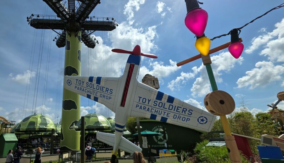 Disney Adventure World - Worlds of Pixar - Toy Soldiers Parachute Drop