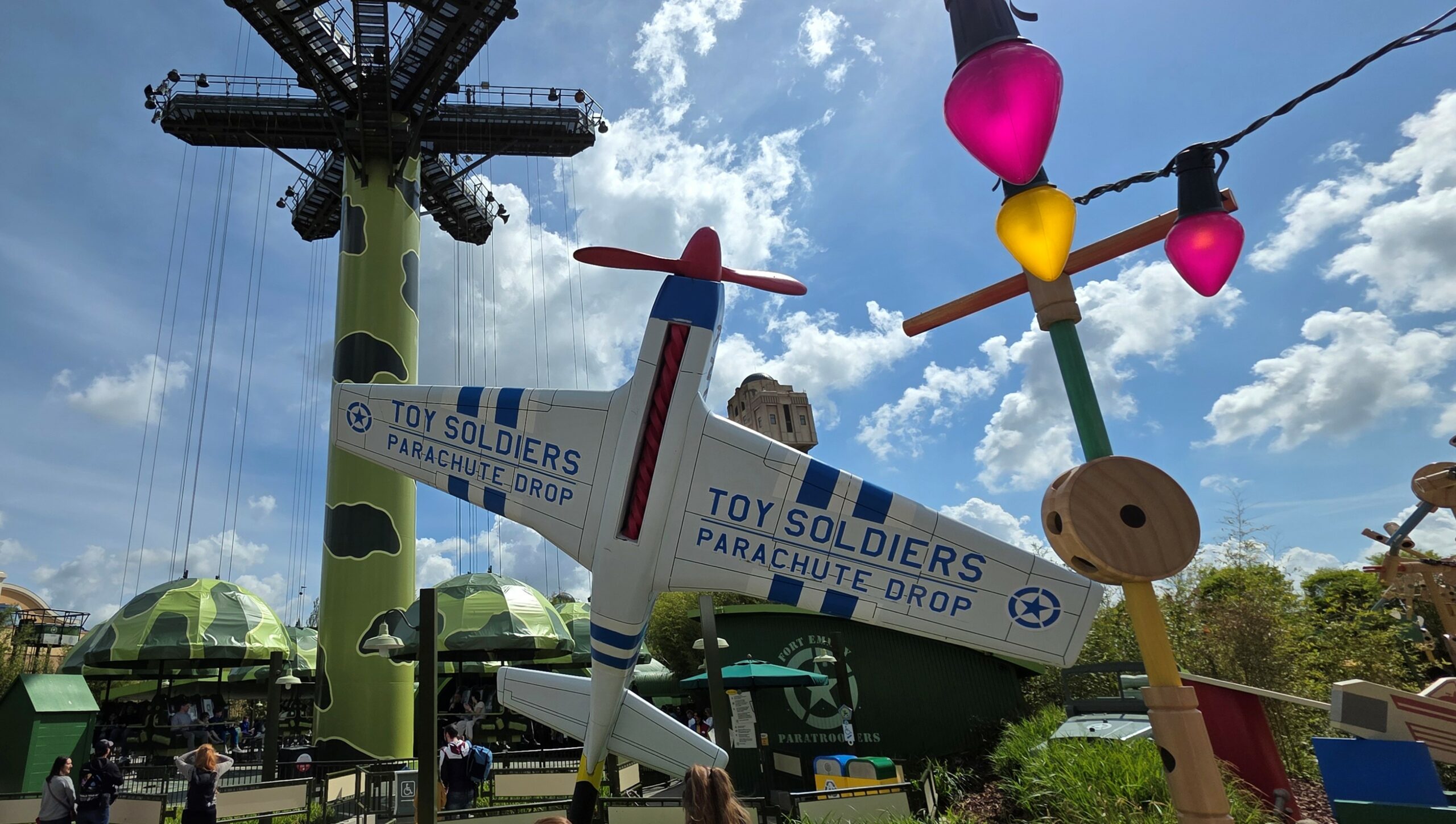 Disney Adventure World - Worlds of Pixar - Toy Soldiers Parachute Drop